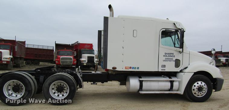 image for item DC4307 2007 Freightliner Columbia semi truck