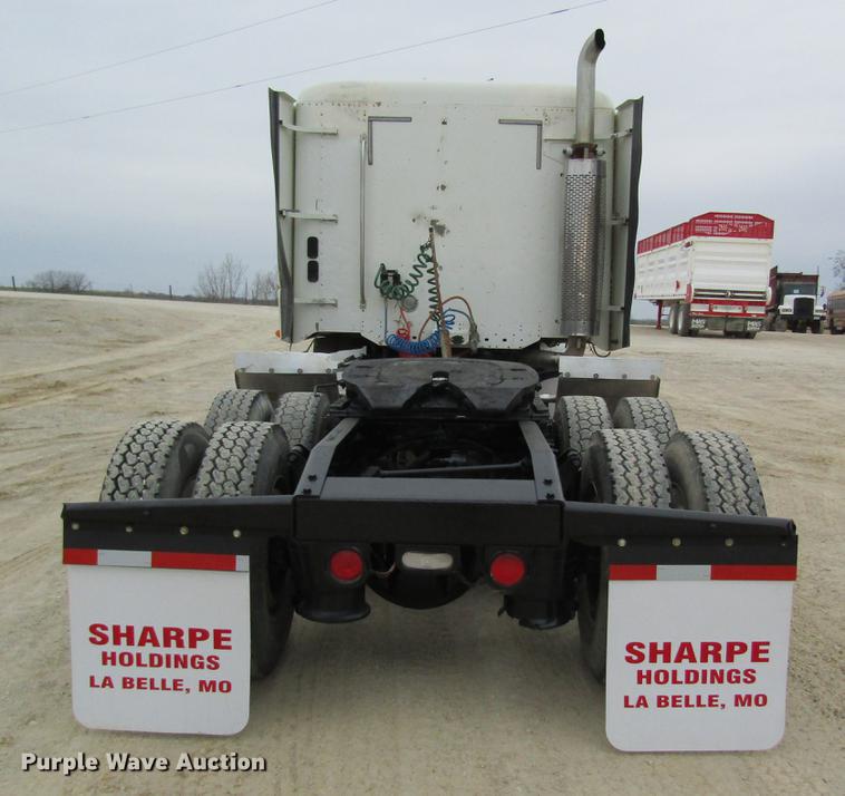 image for item DC4307 2007 Freightliner Columbia semi truck