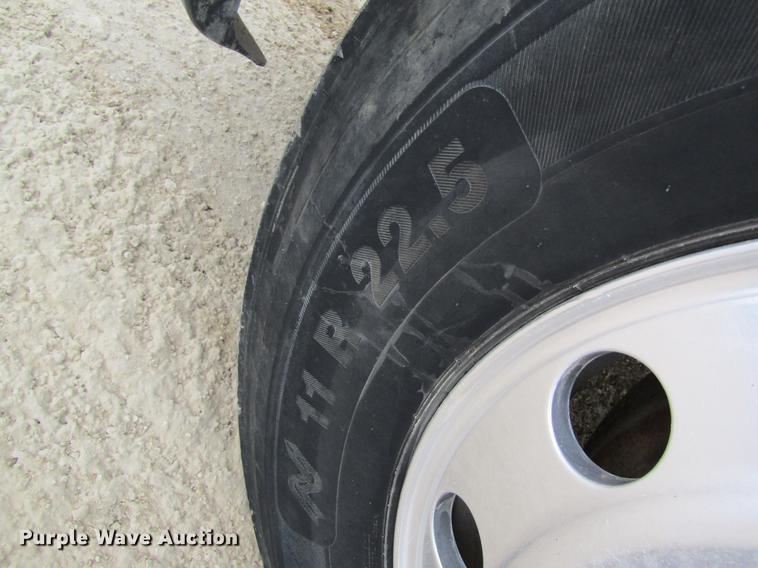 image for item DC4307 2007 Freightliner Columbia semi truck