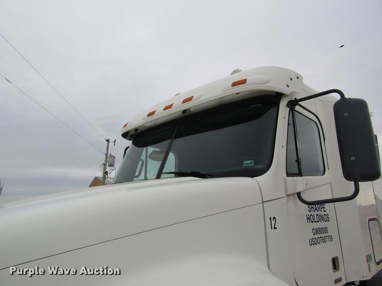image for item DC4307 2007 Freightliner Columbia semi truck