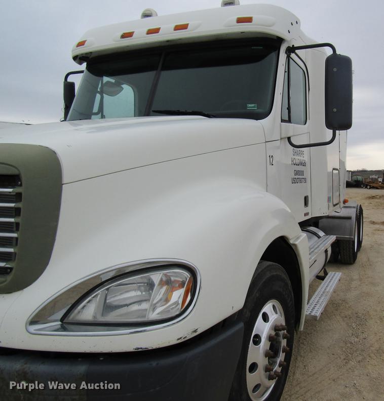 image for item DC4307 2007 Freightliner Columbia semi truck