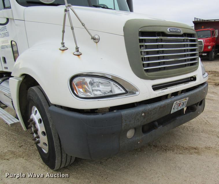 image for item DC4307 2007 Freightliner Columbia semi truck