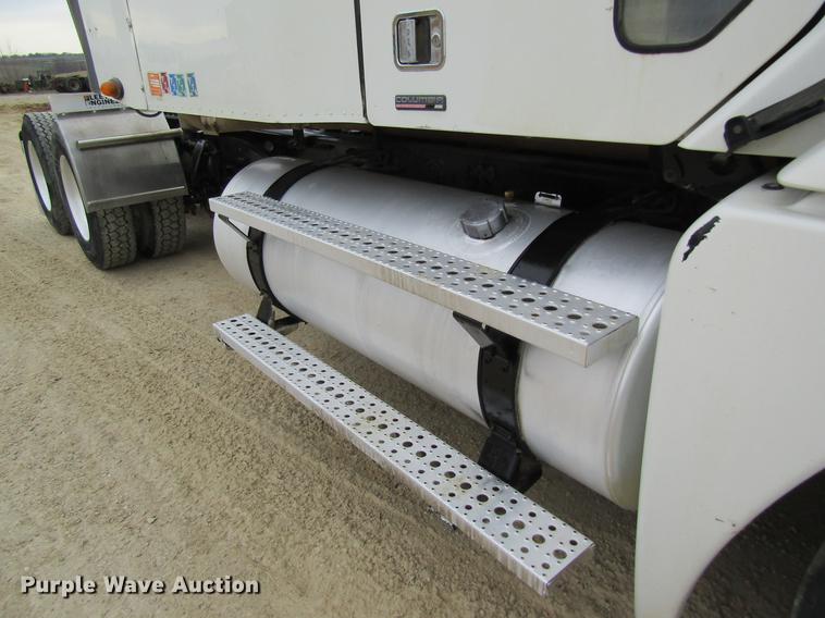 image for item DC4307 2007 Freightliner Columbia semi truck