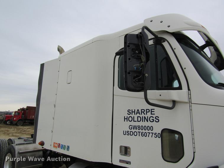 image for item DC4307 2007 Freightliner Columbia semi truck