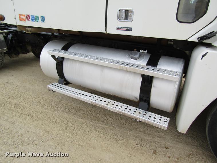 image for item DC4307 2007 Freightliner Columbia semi truck