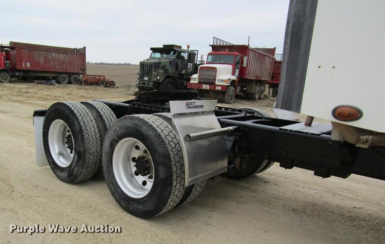 image for item DC4307 2007 Freightliner Columbia semi truck