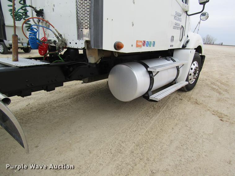 image for item DC4307 2007 Freightliner Columbia semi truck