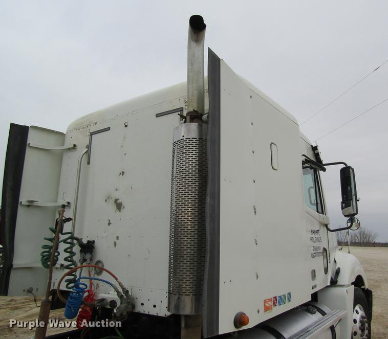 image for item DC4307 2007 Freightliner Columbia semi truck