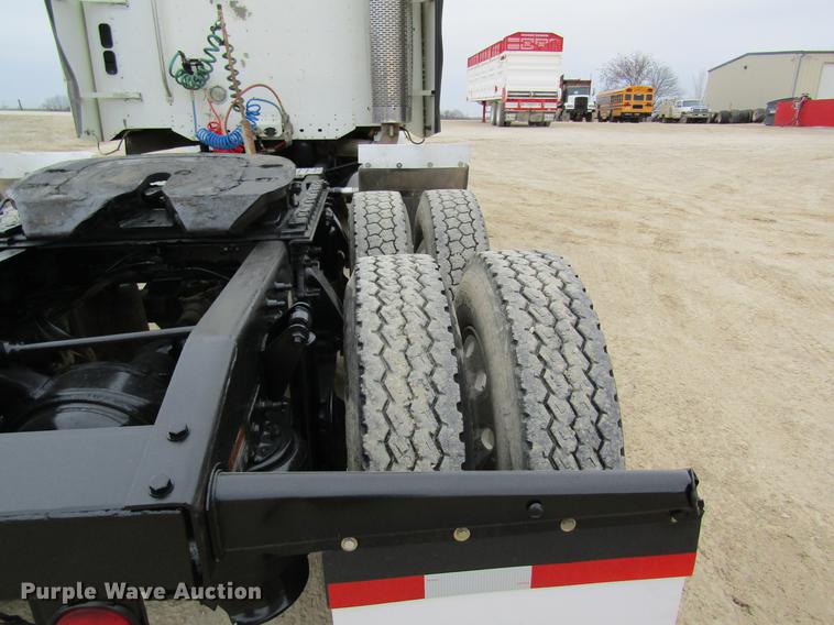 image for item DC4307 2007 Freightliner Columbia semi truck