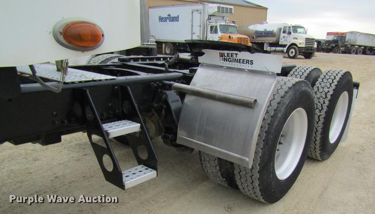 image for item DC4307 2007 Freightliner Columbia semi truck