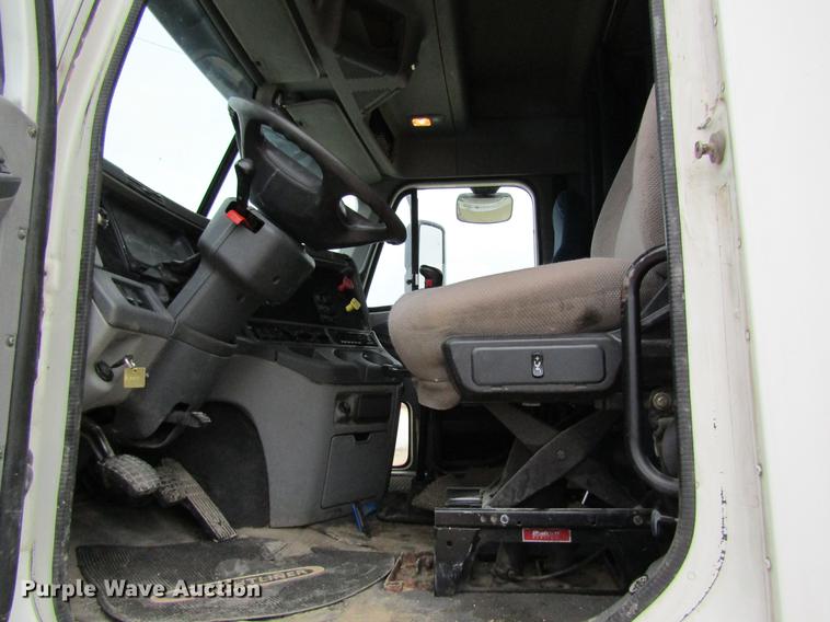 image for item DC4307 2007 Freightliner Columbia semi truck