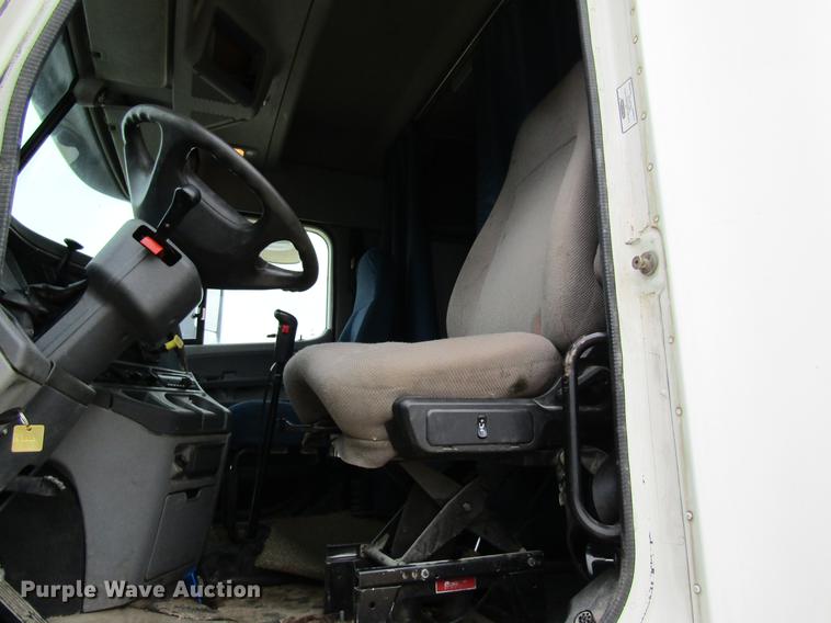 image for item DC4307 2007 Freightliner Columbia semi truck