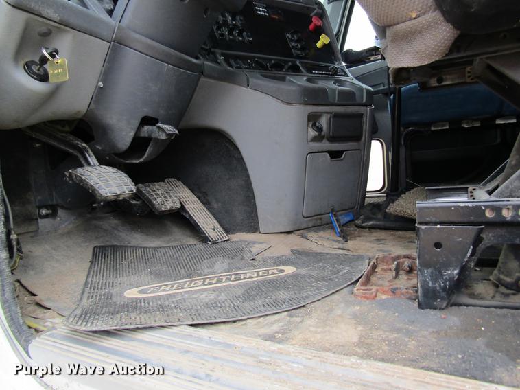 image for item DC4307 2007 Freightliner Columbia semi truck