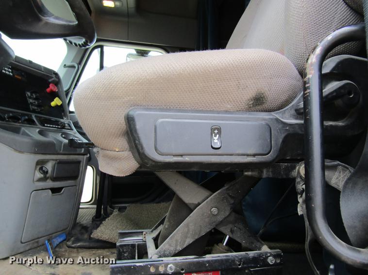 image for item DC4307 2007 Freightliner Columbia semi truck