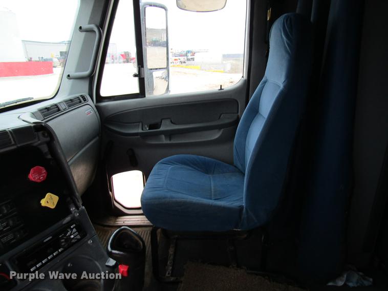 image for item DC4307 2007 Freightliner Columbia semi truck