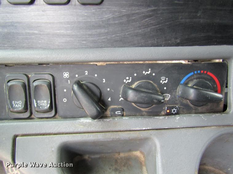 image for item DC4307 2007 Freightliner Columbia semi truck