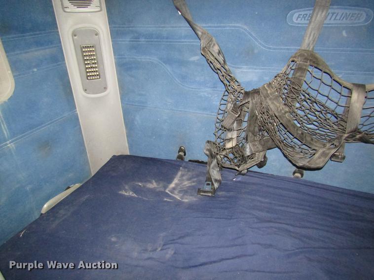 image for item DC4307 2007 Freightliner Columbia semi truck