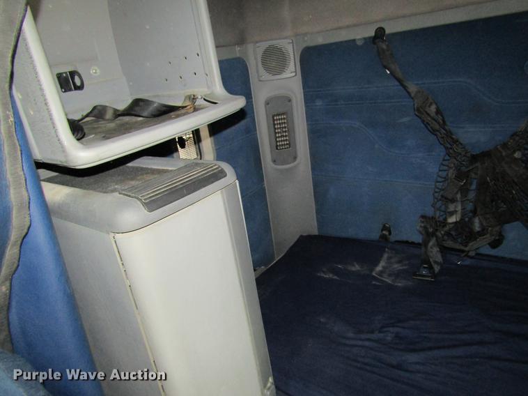 image for item DC4307 2007 Freightliner Columbia semi truck