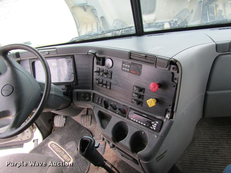 image for item DC4307 2007 Freightliner Columbia semi truck