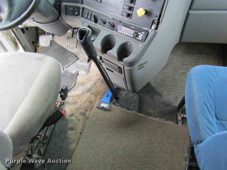 image for item DC4307 2007 Freightliner Columbia semi truck