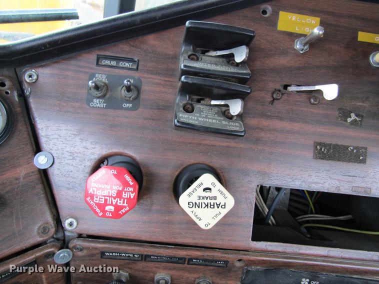 image for item DC4314 1998 Freightliner FLD120 semi truck