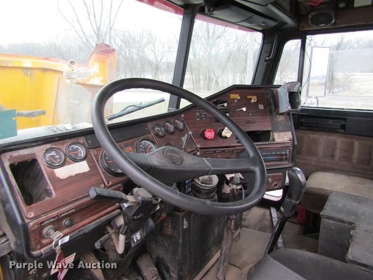 image for item DC4314 1998 Freightliner FLD120 semi truck