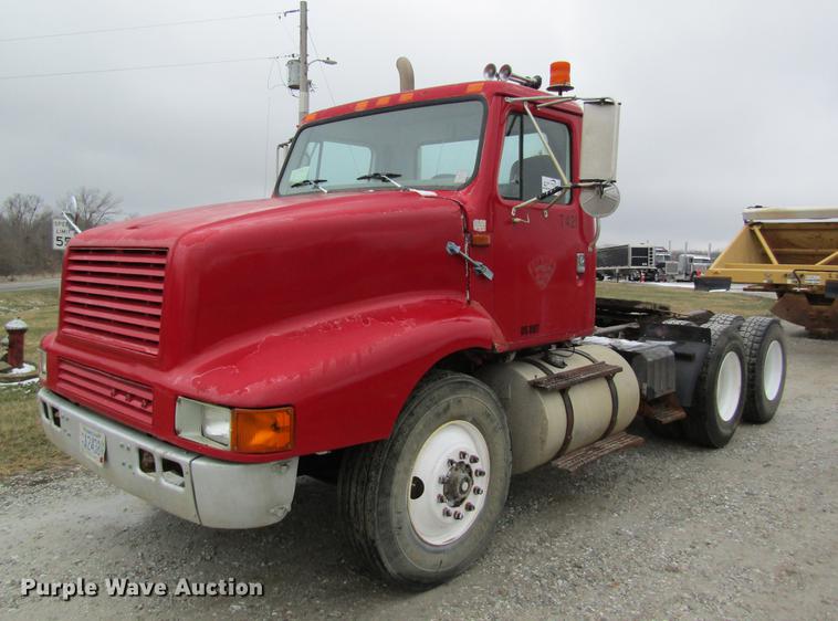 image for item DC4315 1997 International 8200 semi truck