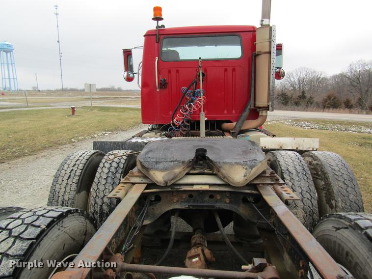 image for item DC4315 1997 International 8200 semi truck