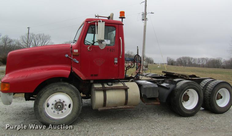 image for item DC4315 1997 International 8200 semi truck