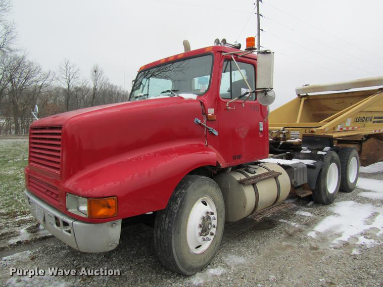 image for item DC4315 1997 International 8200 semi truck