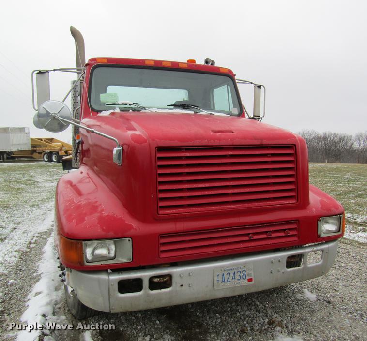 image for item DC4315 1997 International 8200 semi truck