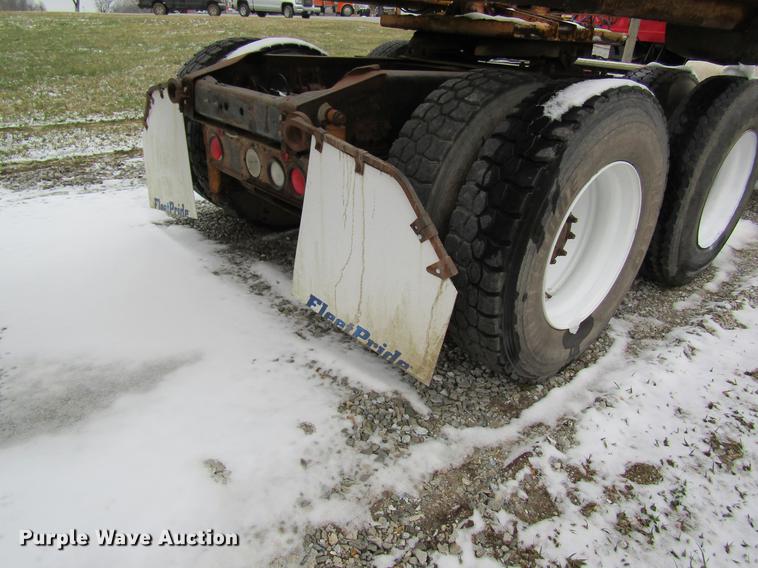 image for item DC4315 1997 International 8200 semi truck