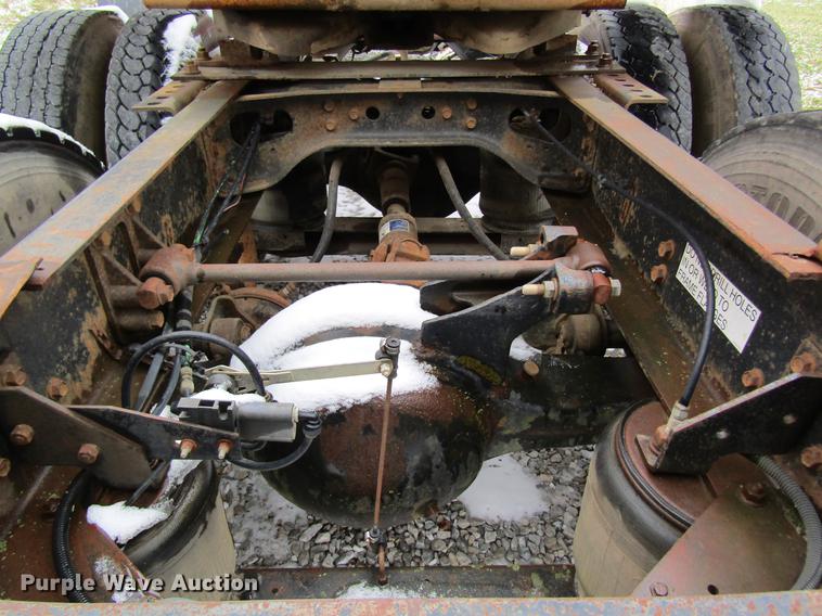 image for item DC4315 1997 International 8200 semi truck