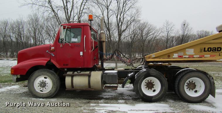 image for item DC4315 1997 International 8200 semi truck