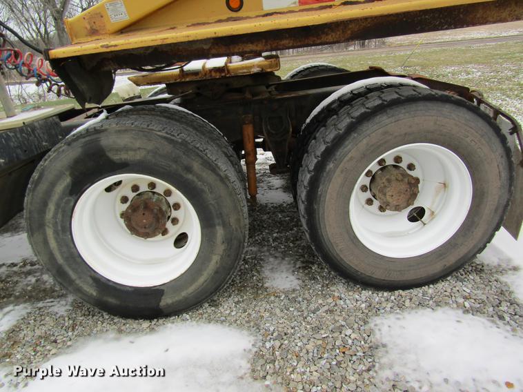 image for item DC4315 1997 International 8200 semi truck