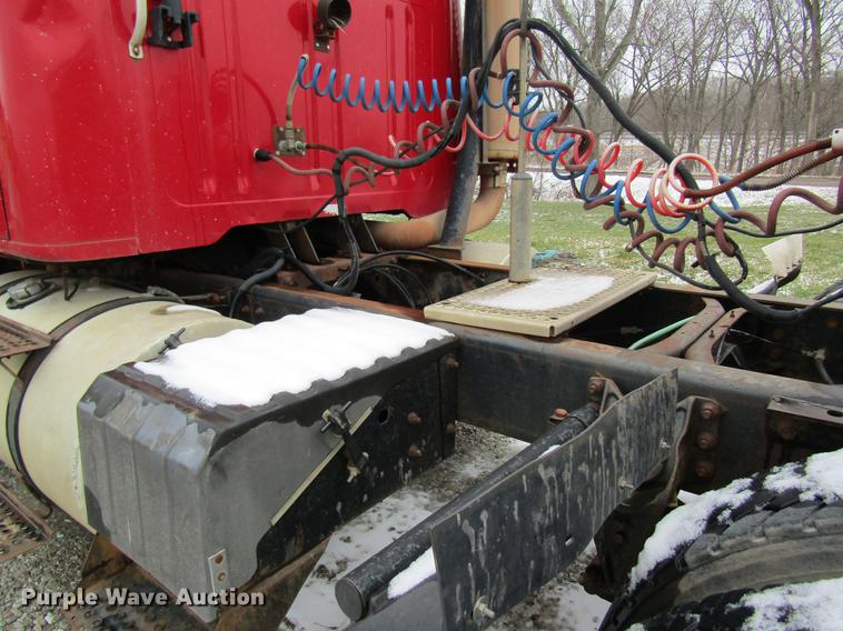 image for item DC4315 1997 International 8200 semi truck