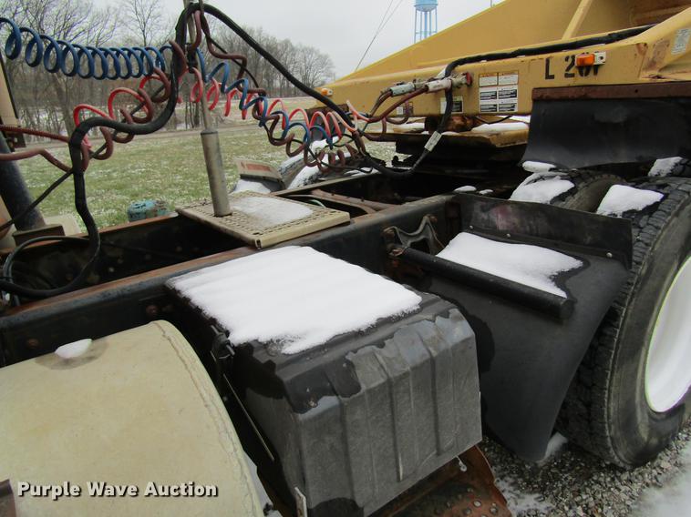 image for item DC4315 1997 International 8200 semi truck