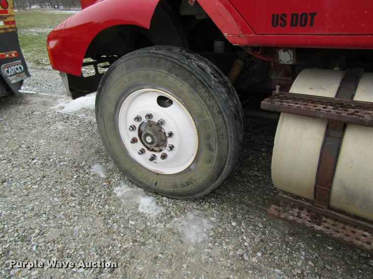 image for item DC4315 1997 International 8200 semi truck