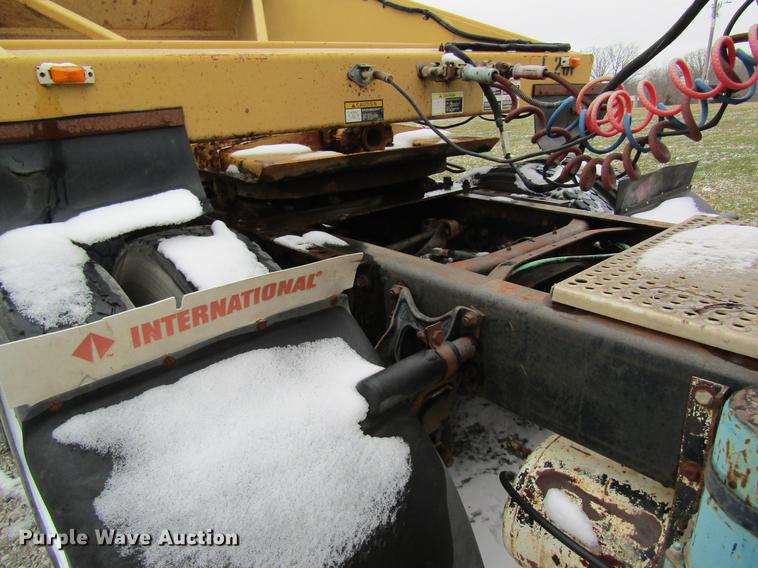 image for item DC4315 1997 International 8200 semi truck