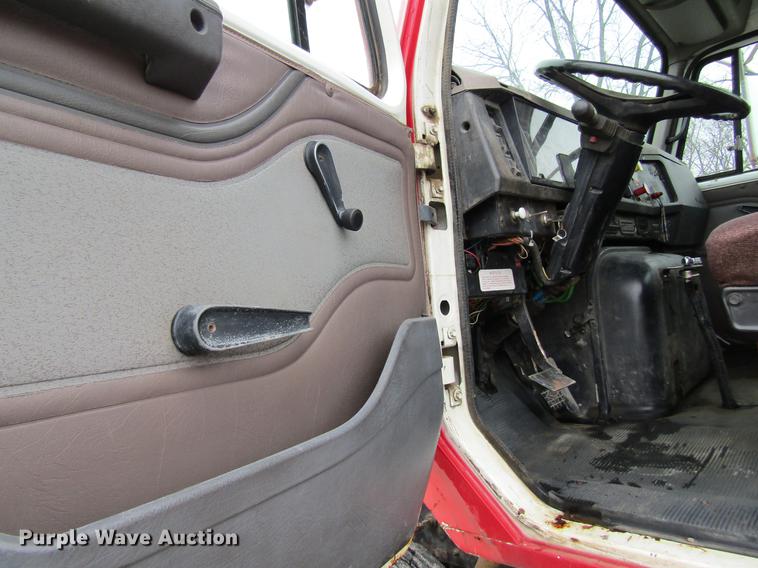 image for item DC4315 1997 International 8200 semi truck