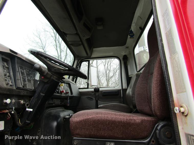 image for item DC4315 1997 International 8200 semi truck