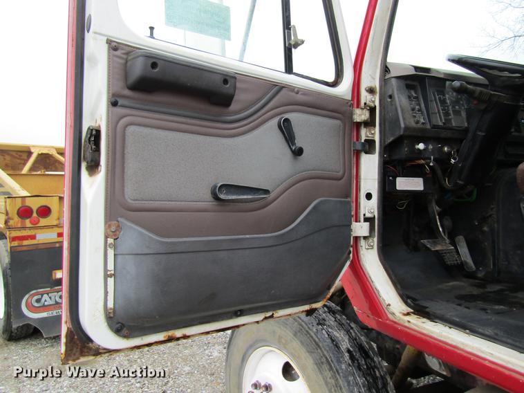 image for item DC4315 1997 International 8200 semi truck