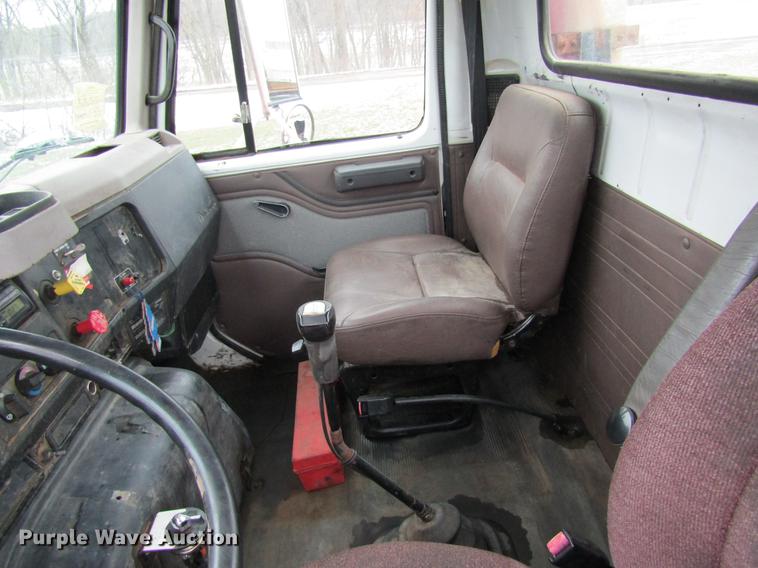 image for item DC4315 1997 International 8200 semi truck