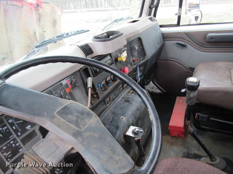 image for item DC4315 1997 International 8200 semi truck