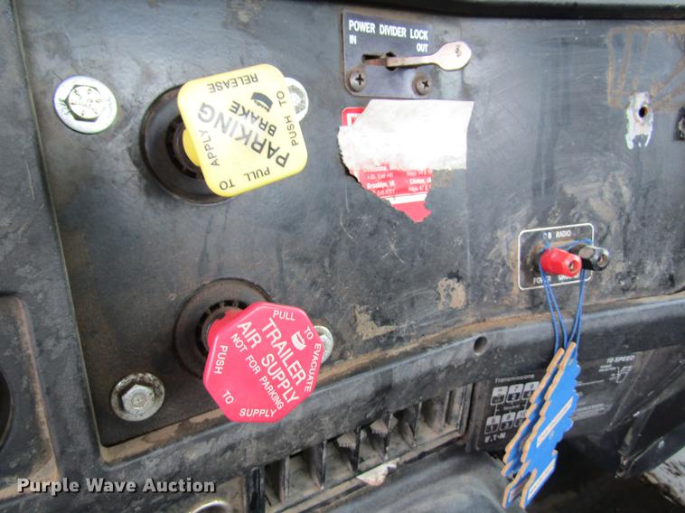 image for item DC4315 1997 International 8200 semi truck