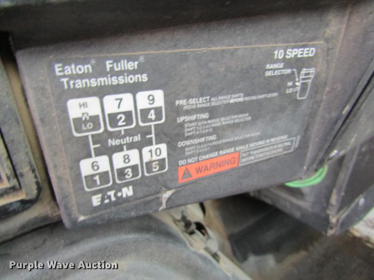 image for item DC4315 1997 International 8200 semi truck