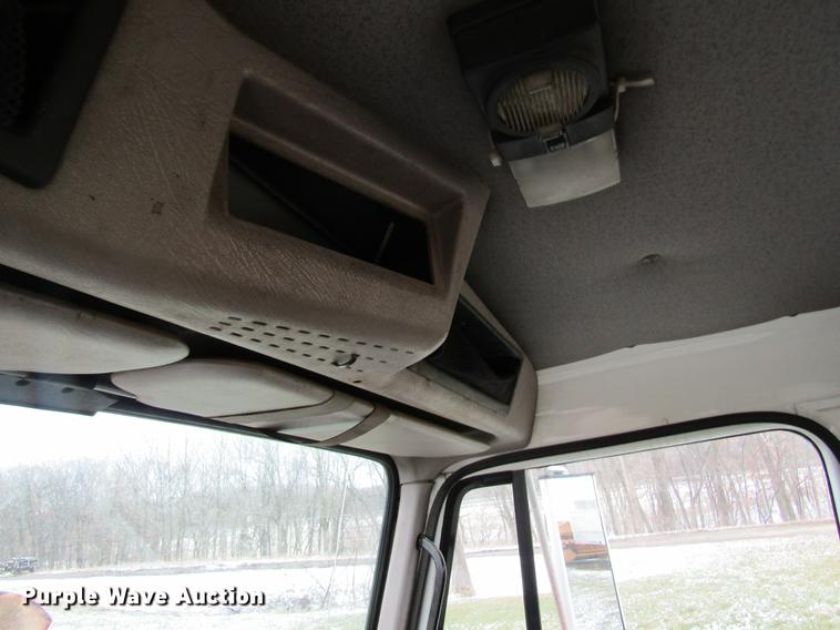 image for item DC4315 1997 International 8200 semi truck