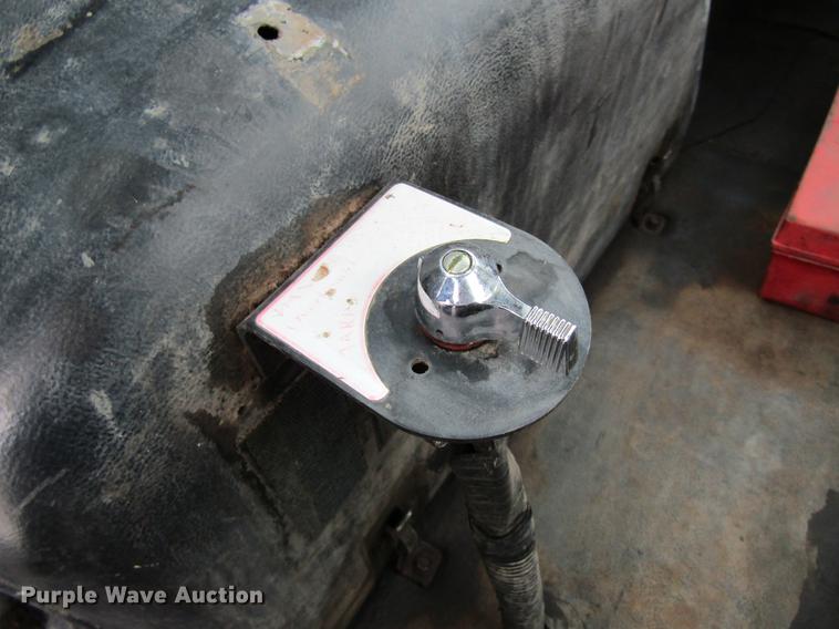 image for item DC4315 1997 International 8200 semi truck