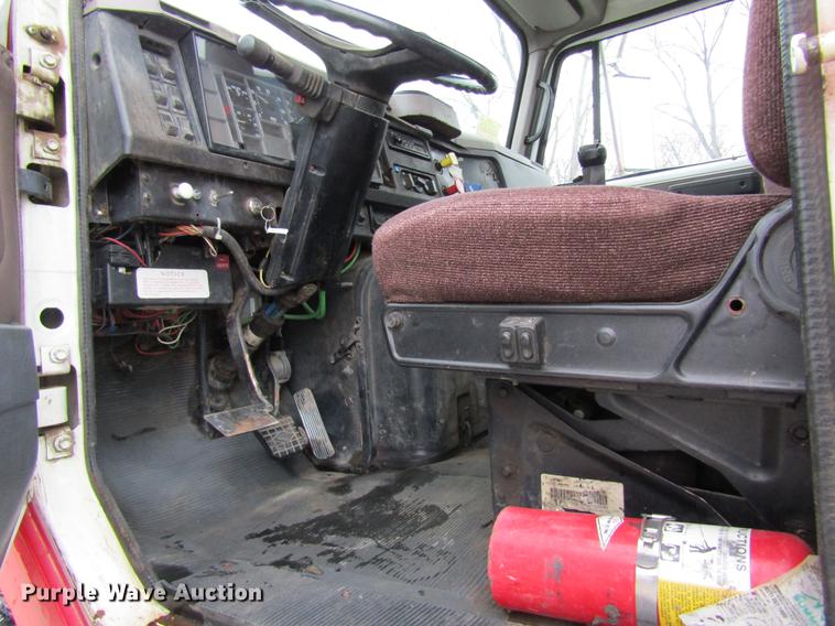 image for item DC4315 1997 International 8200 semi truck