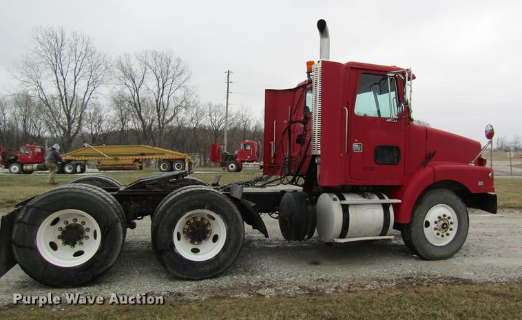 image for item DC4316 1995 Volvo WG semi truck